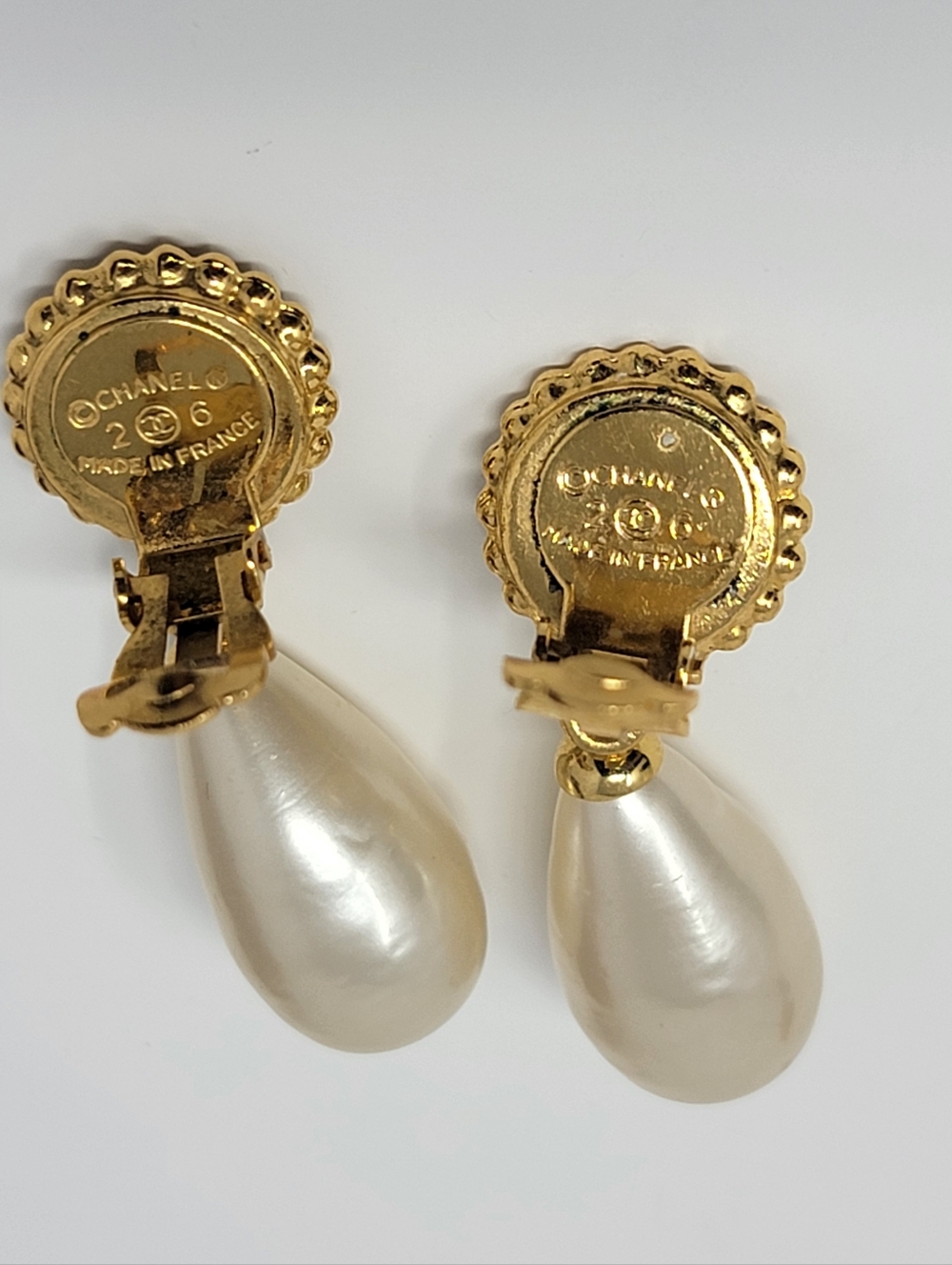 Chanel Gold-tone clover motif with Faux Pearl Clip-on Earrings - Picture 6 of 7